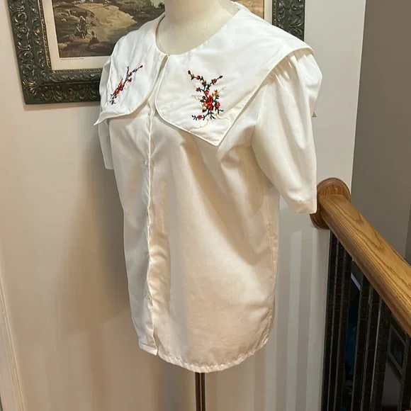 Vintage White Blouse with Floral Embroidery
Oversized Collar Sailot Collar - Picture 4 of 9